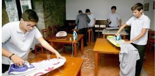 contioutra.com - Colégio espanhol ensina meninos a cozinhar, limpar e passar roupa.