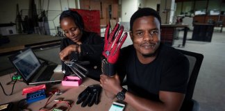 Ele criou luvas que convertem a linguagem de sinais em áudio. Agora todos nós podemos entender Ele criou luvas que convertem a linguagem de sinais em áudio. Agora todos nós podemos entender