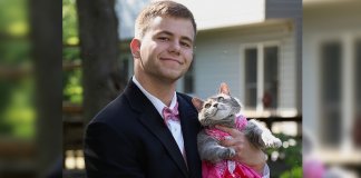 Ele não tinha parceira para seu baile e decidiu levar seu gata. Ela não esconde a emoção