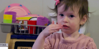 Menina surda ama seus vizinhos e por isso eles estão aprendendo a língua de sinais Menina surda ama seus vizinhos e por isso eles estão aprendendo a língua de sinais