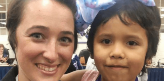 Professora corta cabelo igual ao de aluna excluída por colegas Professora corta cabelo igual ao de aluna excluída por colegas