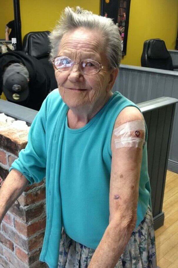 contioutra.com - Vovó de 79 anos foge de abrigo para idosos para fazer a sua primeira tatuagem