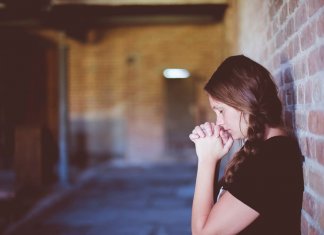 Reze, espere e não se preocupe. A preocupação é inútil. Deus é misericordioso e ouvirá sua oração…