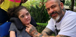 Henrique Fogaça é só emoção ao ver os primeiros passos da filha, que tem uma doença rara