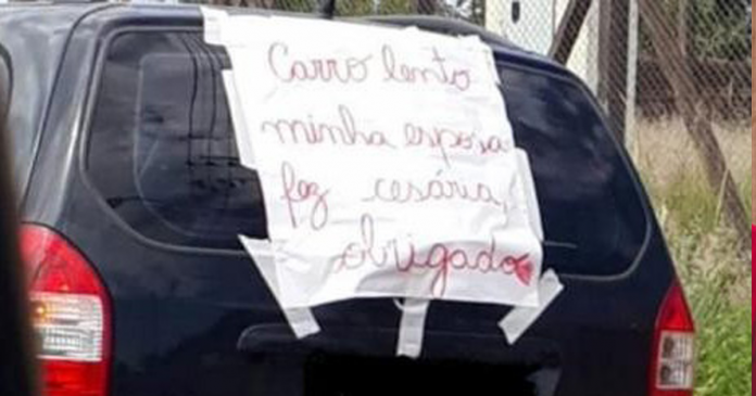 Foto de veículo com cartaz: “Carro lento, minha esposa fez cesária”, viraliza nas redes sociais