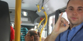 Preocupado com passageiros surdos, cobrador aprende Libras
