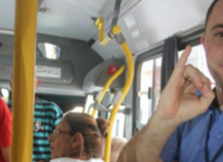 Preocupado com passageiros surdos, cobrador aprende Libras