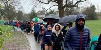 Graças a internet: Multidão faz fila na chuva para salvar menino com câncer