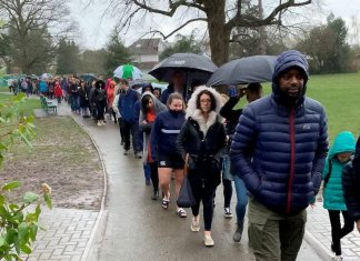 Graças a internet: Multidão faz fila na chuva para salvar menino com câncer