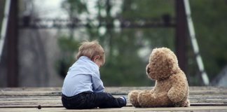 Infelizmente, muitos pais confundem dar presentes com estar presente. Infelizmente, muitos pais confundem dar presentes com estar presente.