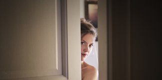 Tranque a porta! Não a deixe encostada! Tranque a porta! Não a deixe encostada!