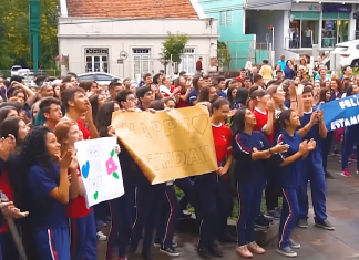 Alunos invadem pátio de hospital para cantar parabéns a professora com leucemia
