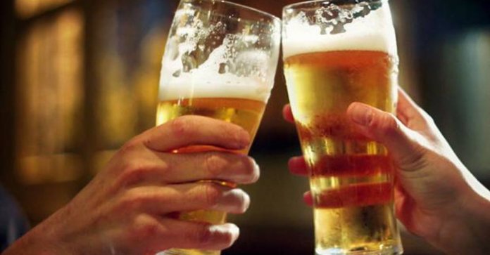 Estudo revela que beber cerveja depois do trabalho ajuda a reduzir o estresse e o envelhecimento