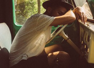 Falta encanto em nosso cotidiano. Estamos exaustos.