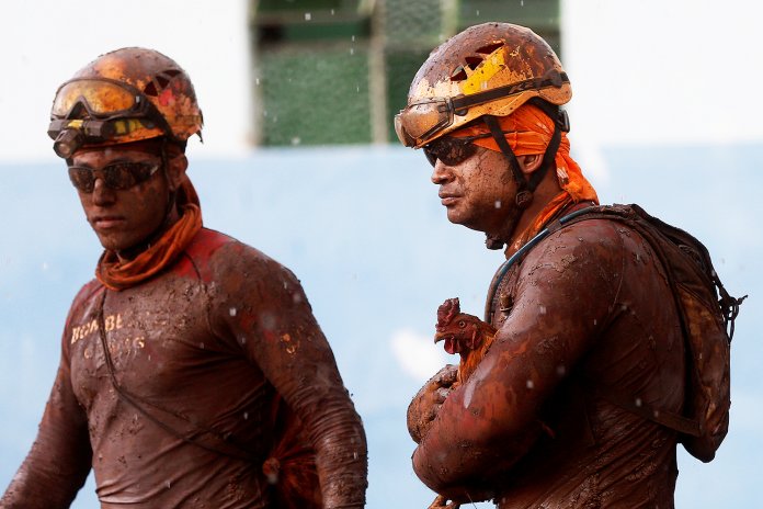 A member of a rescue team carries a cock after a tailings dam owned by Brazilian mining company Vale SA collapsed, in Brumadinho Jornal espanhol sugere “Prêmio Nobel aos bombeiros de Brumadinho” e a internet abraça a ideia