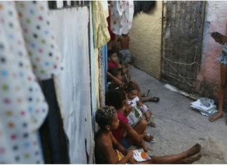 Steffany: A heroína de 11 anos que dá aula entre becos para crianças