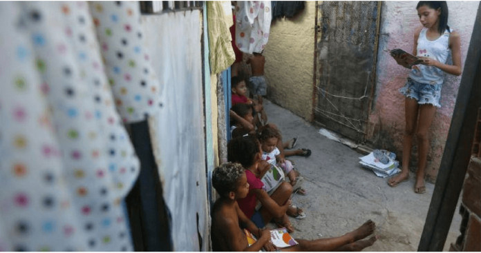Steffany: A heroína de 11 anos que dá aula entre becos para crianças