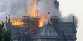 Veja o vídeo que mostra a queda do topo da catedral de Notre-Dame, atingida por um incêndio