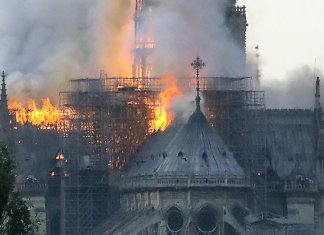 Veja o vídeo que mostra a queda do topo da catedral de Notre-Dame, atingida por um incêndio