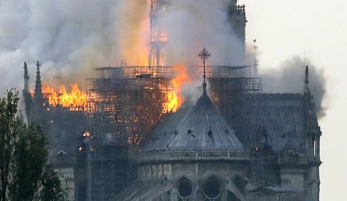 Veja o vídeo que mostra a queda do topo da catedral de Notre-Dame, atingida por um incêndio