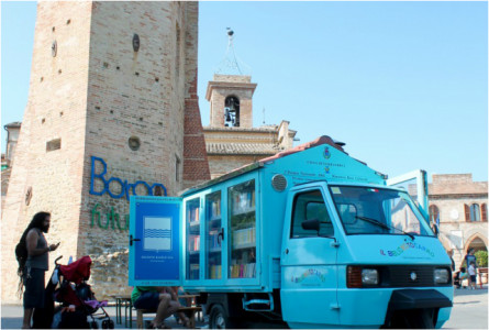 contioutra.com - Biblioteca m&oacute;vel viaja 500 km para levar livros a crian&ccedil;as de aldeias no sul da It&aacute;lia