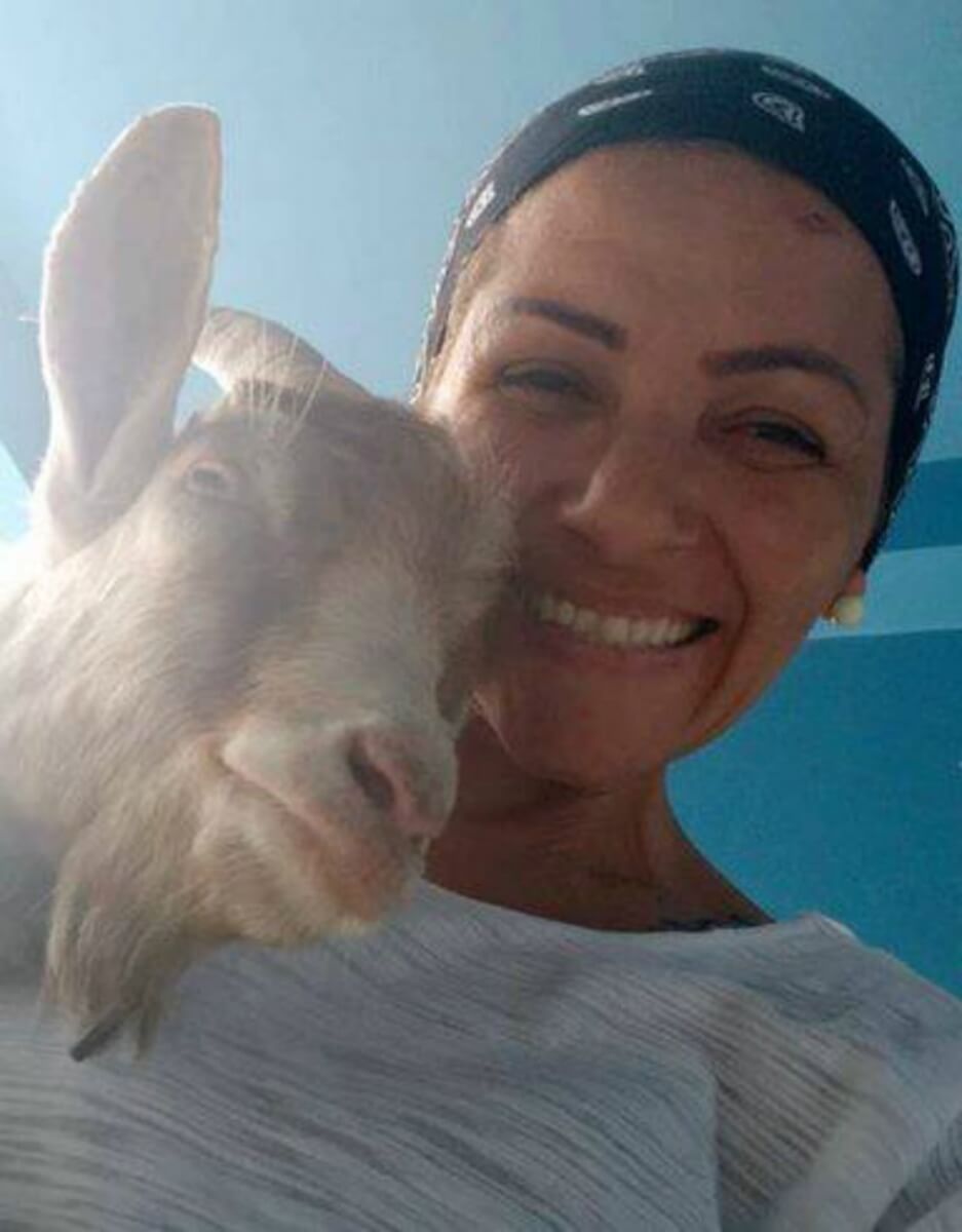 asomadetodosafetos.com - Mulher tem casa invadida por bode que seria sacrificado e “adota” o animal