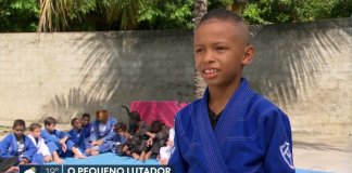 Menino vende balas em sinais de trânsito e arrecada R$5 mil para competir nos EUA