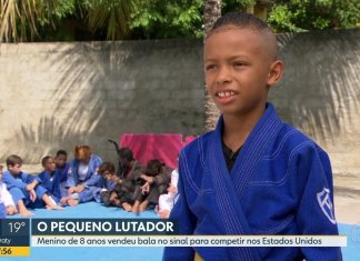 Menino vende balas em sinais de trânsito e arrecada R$5 mil para competir nos EUA