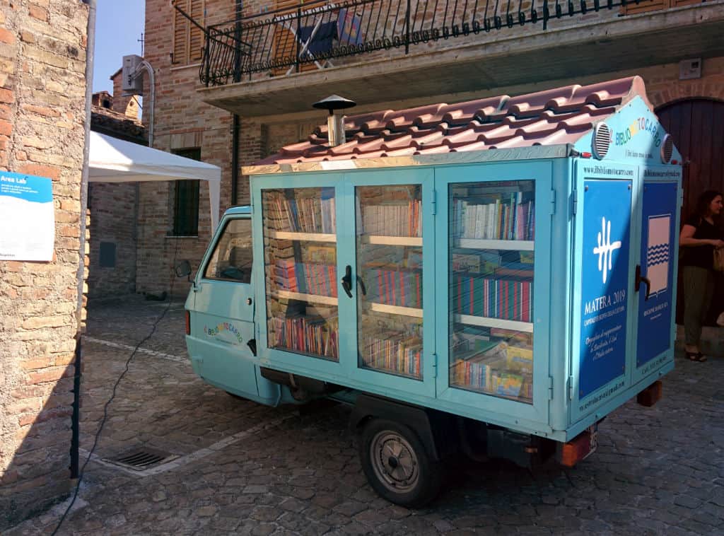 contioutra.com - Biblioteca móvel viaja 500 km para levar livros a crianças de aldeias no sul da Itália