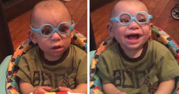 Bebê experimenta primeiro par de óculos e tem a melhor reação ao enxergar o rosto dos pais pela primeira vez