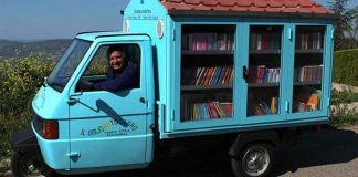 Biblioteca móvel viaja 500 km para levar livros a crianças de aldeias no sul da Itália Biblioteca móvel viaja 500 km para levar livros a crianças de aldeias no sul da Itália