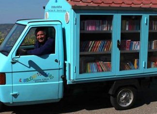 Biblioteca móvel viaja 500 km para levar livros a crianças de aldeias no sul da Itália