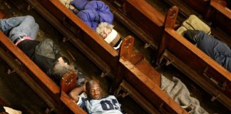 Igreja nos EUA abre as portas para pessoas em situação de rua dormirem