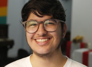 Jovem dá aulas de inglês a alunos transexuais e travestis em sede de igreja no Rio