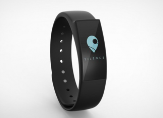 Estudantes brasileiros criam pulseira para pais surdos sentirem choro de bebê