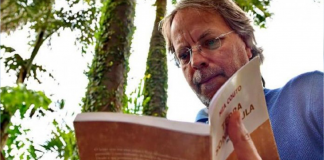 “Quanto menos entendemos, mais julgamos.” – Mia Couto “Quanto menos entendemos, mais julgamos.” – Mia Couto