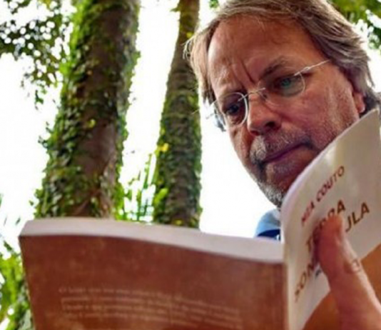 “Quanto menos entendemos, mais julgamos.” – Mia Couto