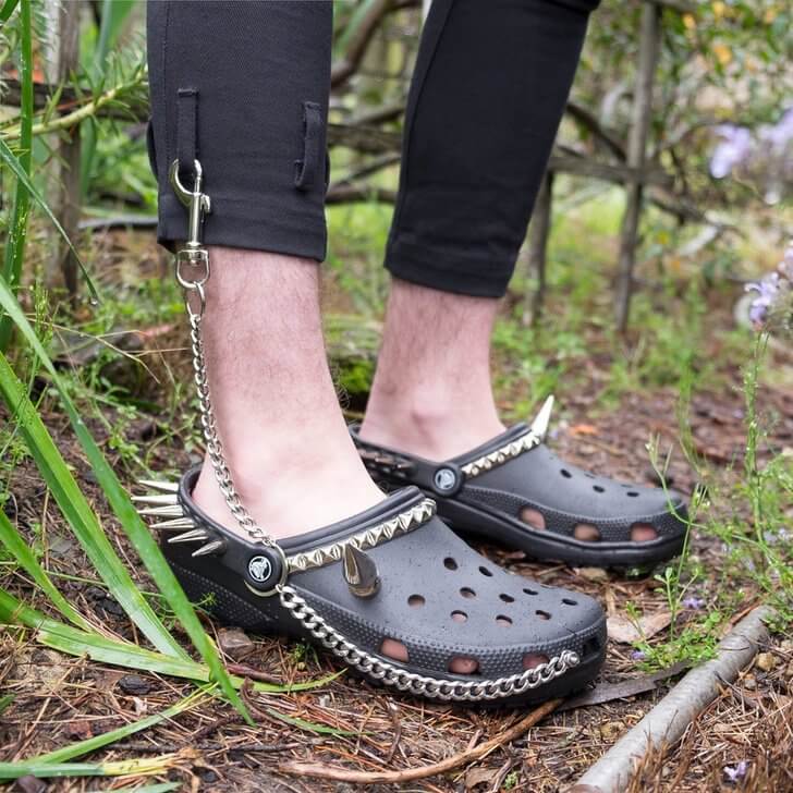 contioutra.com - Pare tudo o que está fazendo e conheça as crocs góticas que elevam o estilo dark a outro nível