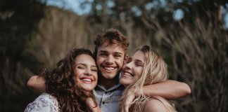 Amigos são um “analgésico natural” contra a dor, sugere estudo Amigos são um “analgésico natural” contra a dor, sugere estudo