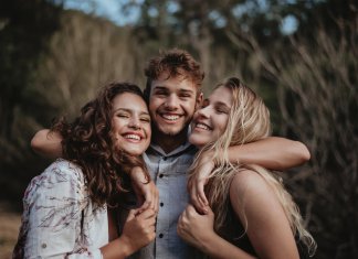 Amigos são um “analgésico natural” contra a dor, sugere estudo