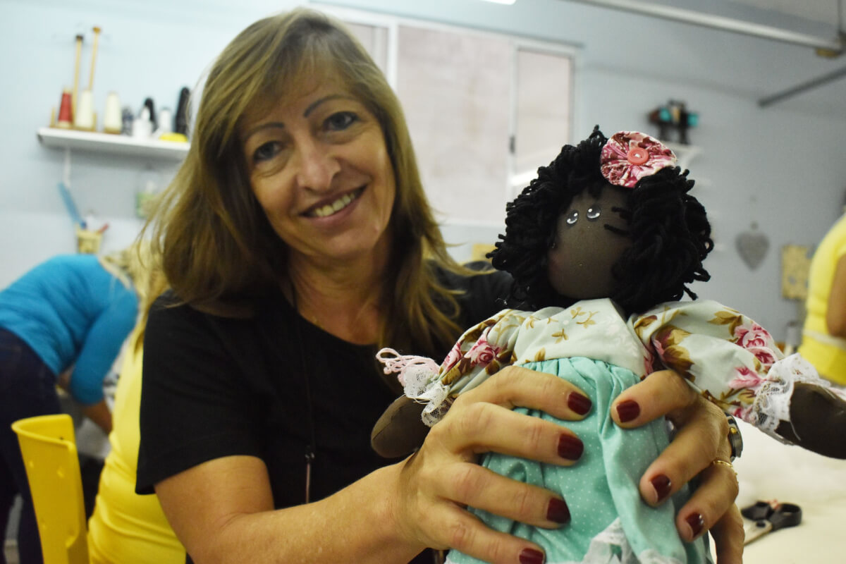 contioutra.com - Mulheres se unem para doar brinquedos de pano a crianças internadas em hospital e também saem beneficiadas
