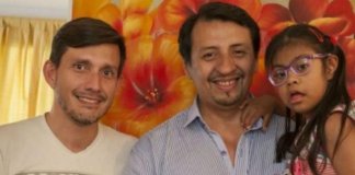 A nova vida de Fer, uma menina com síndrome de Down adotada por um casal gay. O amor a salvou A nova vida de Fer, uma menina com síndrome de Down adotada por um casal gay. O amor a salvou