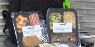 Escola congela e doa merenda para alunos carentes comerem no fim de semana