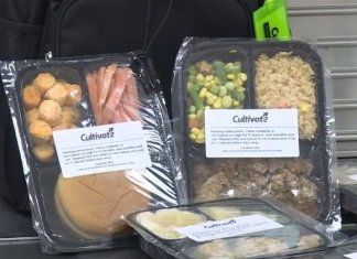 Escola congela e doa merenda para alunos carentes comerem no fim de semana