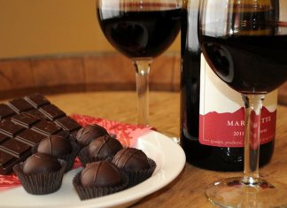 Beber vinho tinto e comer chocolate pode prevenir o envelhecimento