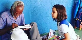 Menina de 9 anos alfabetiza vendedor de picolé de 68 anos e o registro viraliza na internet