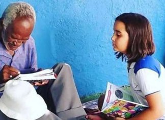 Menina de 9 anos alfabetiza vendedor de picolé de 68 anos e o registro viraliza na internet