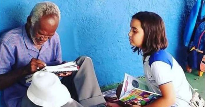 Menina de 9 anos alfabetiza vendedor de picolé de 68 anos e o registro viraliza na internet