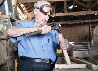 Aos 89 anos, carpinteiro já fez e doou mais de 10 mil muletas em 48 anos