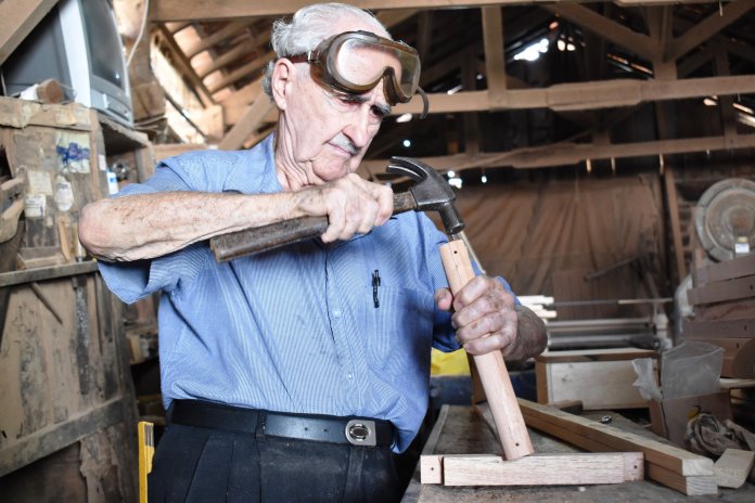 Aos 89 anos, carpinteiro já fez e doou mais de 10 mil muletas em 48 anos